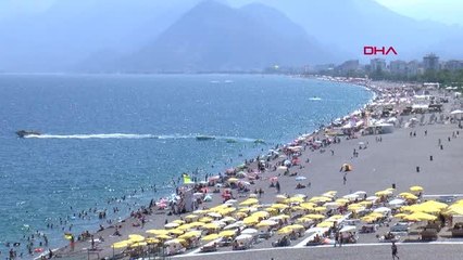 YÜZDE 100 DOLULUĞA ULAŞAN ANTALYA'DA TATİLCİLER SAHİLE KOŞTU