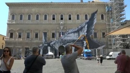 El artista JR "raja" un palacio renacentista de Roma con una ilusión óptica