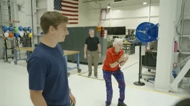 El dueño de Amazon completa con éxito su viaje al espacio a bordo de Blue Origin