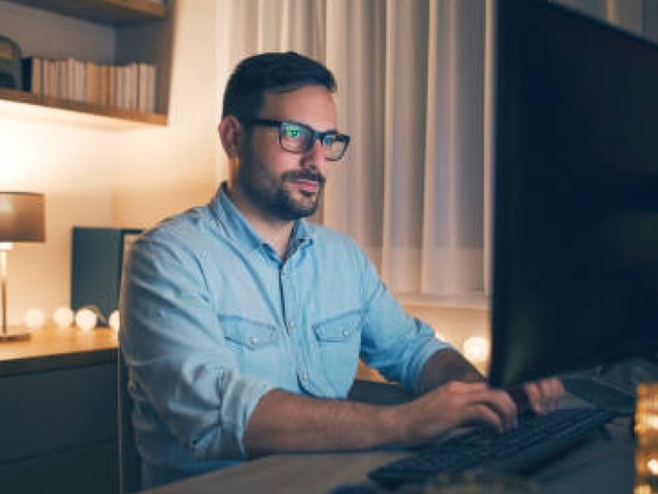 Corona-Pandemie zwingt Eltern zu Arbeit nach Feierabend