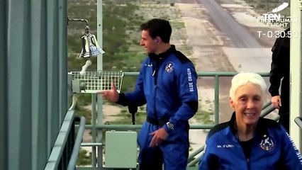 لقطات صعود جيف بيزوس للفضاء وعودته الأرض