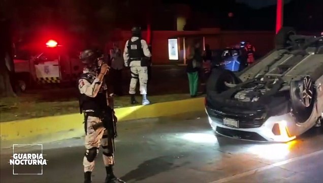 Camioneta termina volcada luego de chocar contra un Mini Cooper sobre calzada Lázaro Cárdenas