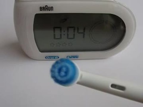 Les Numériques : Oral-B Triumph 5000 brossette classique ralenti