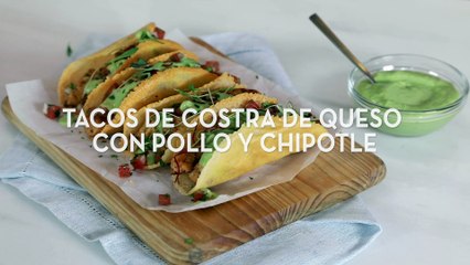 Tacos de costra de queso con pollo y chipotle.  