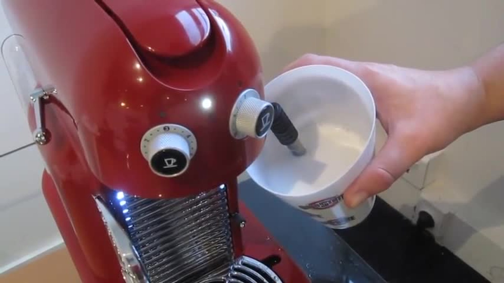 Nespresso Maestria grde quantite lait - Vidéo Dailymotion