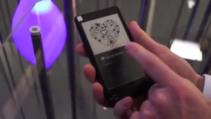 Les Numériques : MWC 2013 YotaPhone