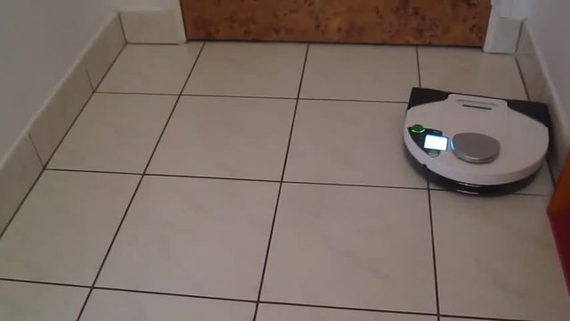 Les Numériques : Vorwerk Kobold VR100 longe les murs et les meubles