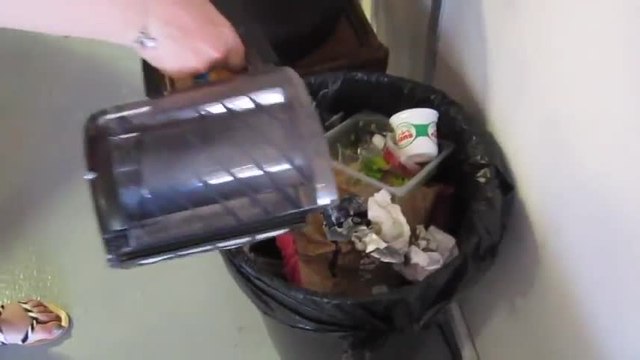 Les Numériques : Aspirateur Philips PowerPro FC8768/01, vidange du collecteur