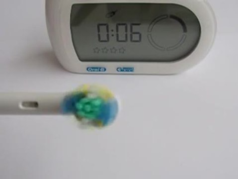 Les Numériques : Oral-B Triumph 5000 au ralenti avec brossette FlossAction