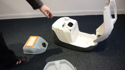 Les Numériques : Préparation de l'aspirateur sans sac à filtration à eau Kärcher DS 6000