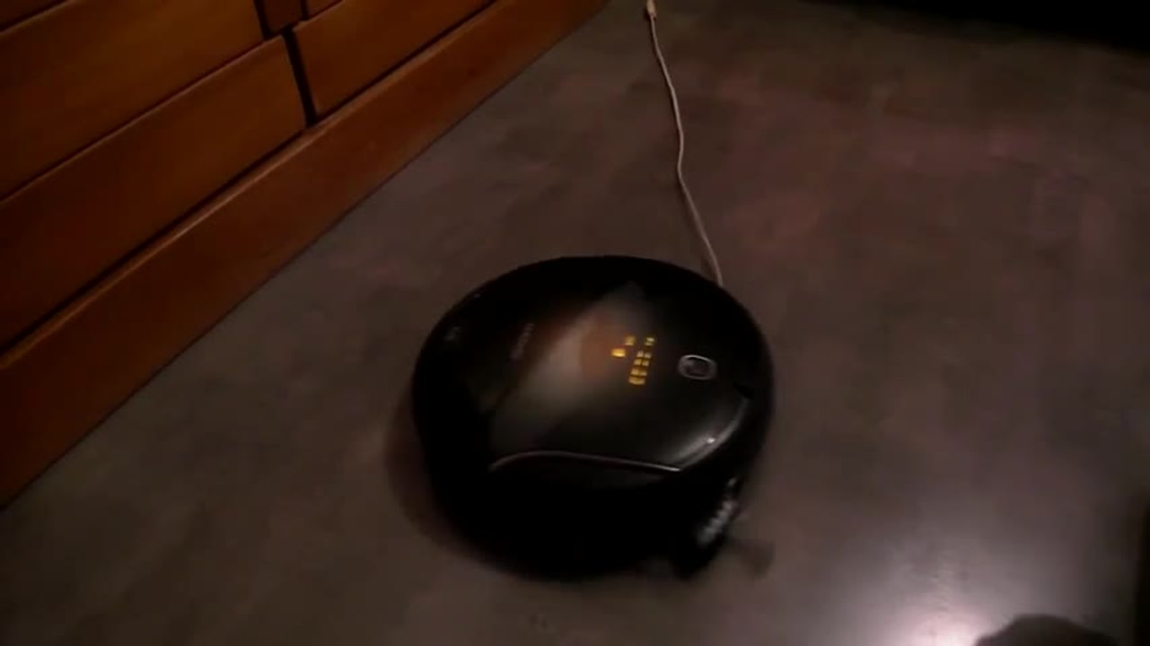 Les Numériques : aspirateur-robot Samsung Corner Clean SR10F71 gestion des câbles électriques