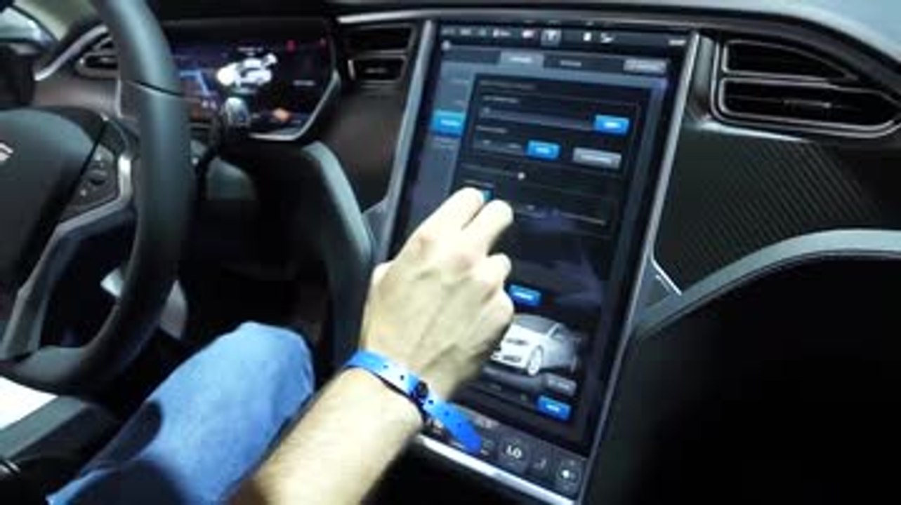 Les Numériques : Prise en main du tableau de bord numérique de la Tesla modèle S