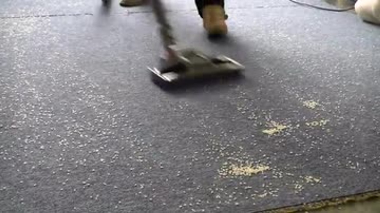 Les Numériques : Aspirateur Dyson DC37c aspiration sur moquette fine