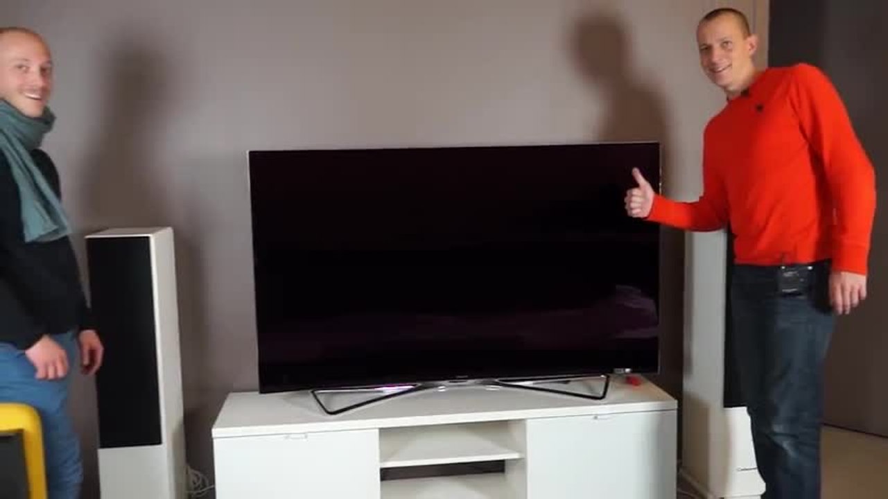 Les Numériques : Déballage du téléviseur Oled Panasonic TX-65CZ950 4K