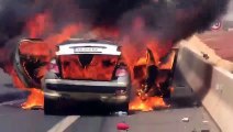 Images impressionnantes : une voiture prend feu sur l’autoroute à péage