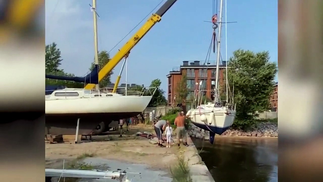 Une grue chute en mettant un bateau à l'eau et tombe sur le bateau en question