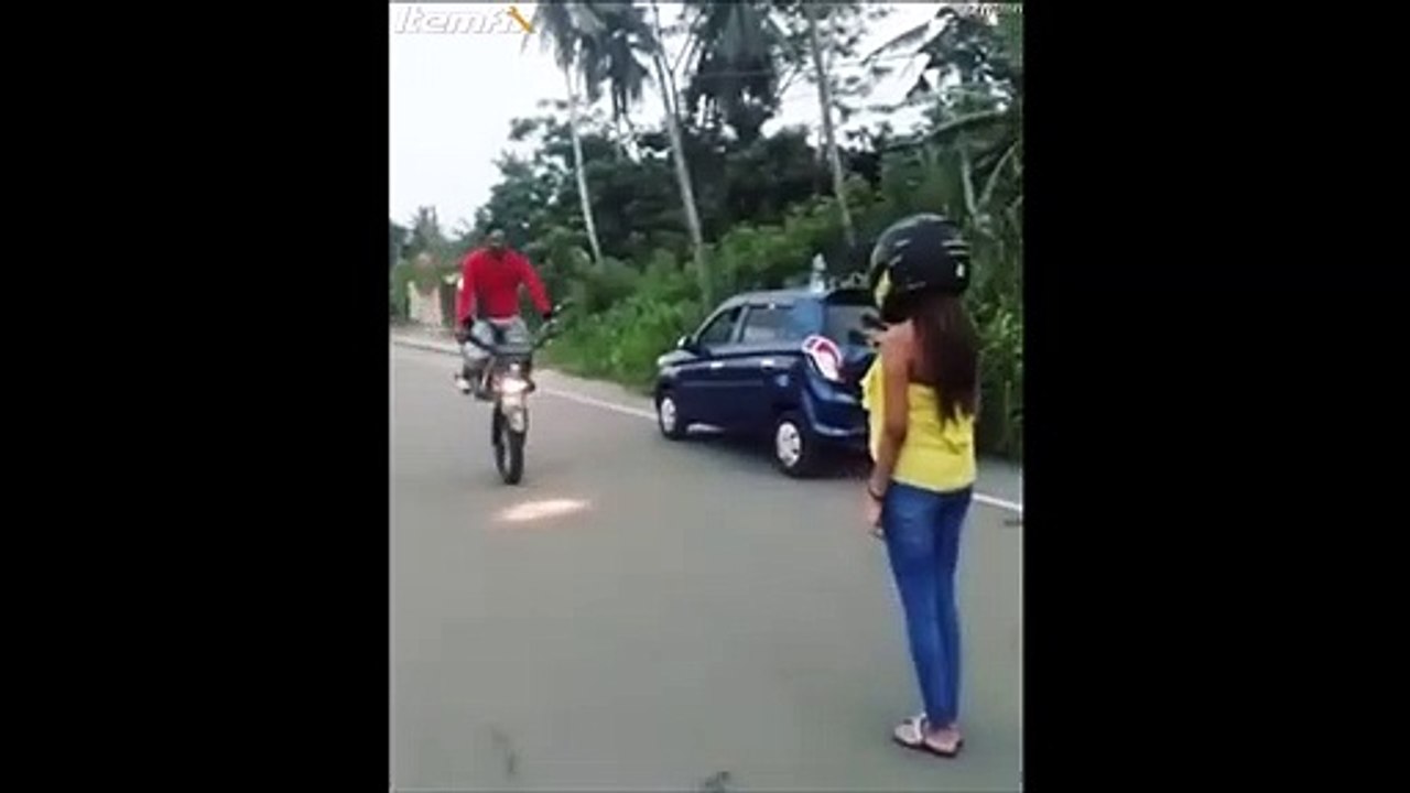 Ce motard tente une petite roue avant pour faire un bisous à sa copine... gros bisous douloureux