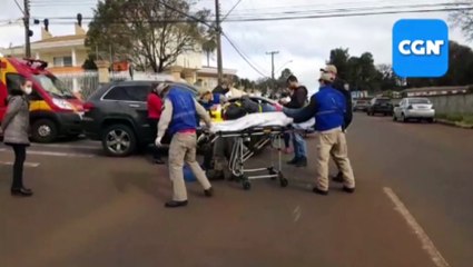 Motociclista é socorrido pelo Siate após colisão contra Jeep Grand Cherokee na Rua Pio XII, no Centro