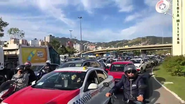 Manifestação de servidores públicos fecha pontes de acesso à Ilha em Florianópolis