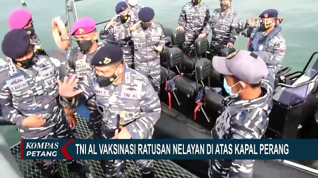 TNI AL Vaksinasi Ratusan Nelayan Makassar di Atas Kapal Perang