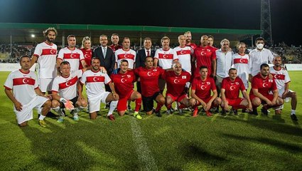 Dev kadro Kıbrıs'ta yeşil sahaya çıktı! Şöhretler Maçı'nda "Ambargoya hayır" mesajı verildi