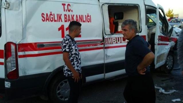 Hastaneye yetişmeye çalışan ambulans kaza yaptı! Şoför hayatını kaybetti, 5 kişi de yaralandı