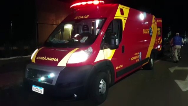 Mulher é socorrida pelo Siate após sofrer queda em estabelecimento na Rua Jorge Lacerda