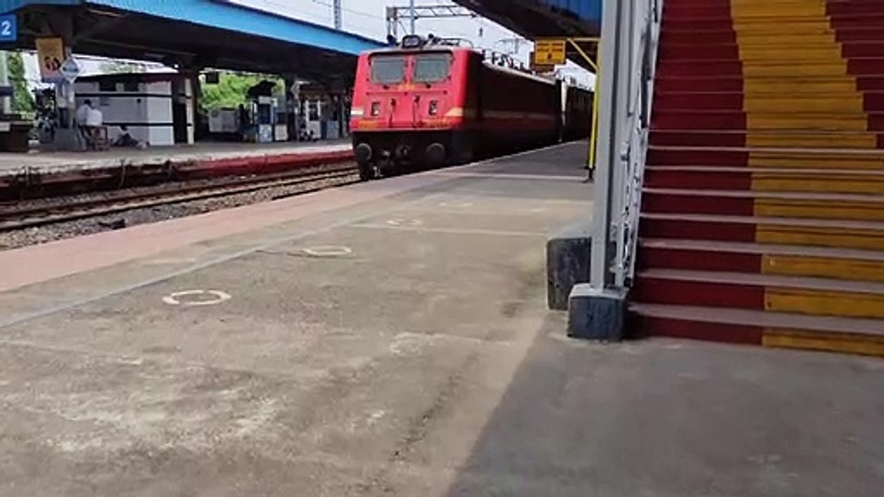 Wap-4 + Wap-7 leading utkrisht rakes towards Howrah Jn. at a low speed __ Indian Railway