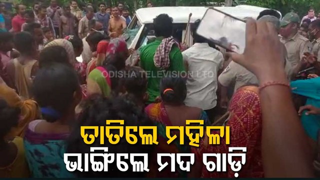 Women Ransack A vehicle Smuggling Alcohol From West Bengal In Bhograi