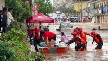 مقتل 12 شخصا على الأقل وإجلاء 200 ألف وسط الصين بسبب فيضانات عارمة