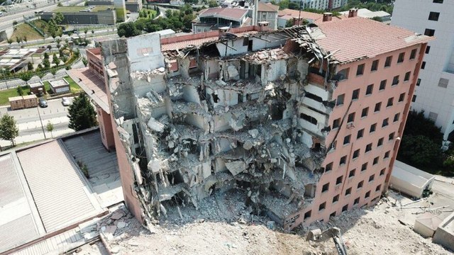 Haydarpaşa Numune Hastanesi’nin dahiliye binasının yıkımına başlandı