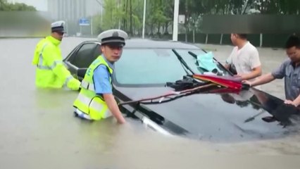 중국 정저우, 3일 만에 1년치 폭우...지하철 잠겨 12명 사망 / YTN