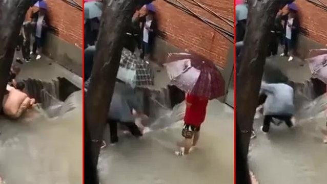 Sele teslim olan Çin'de dehşet anları! Akıntıya kapılan kişiyi kurtarmak isterken bir anda oluşan çukura düştü