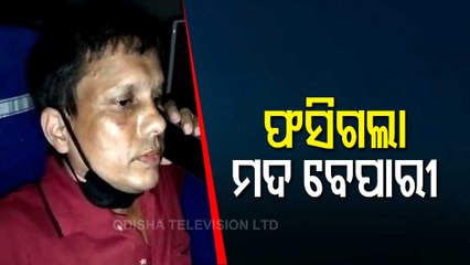 Women Ransack A Vehicle Smuggling Alcohol From West Bengal In Jaleswar