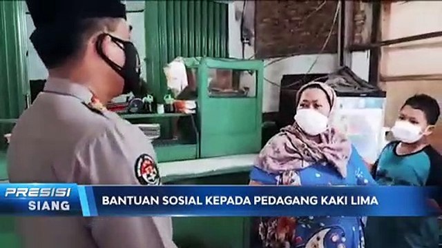 Polisi Polda Banten Disiplinkan PPKM Darurat dan Bagikan Bantuan Sosial, Membuat PKL Senang