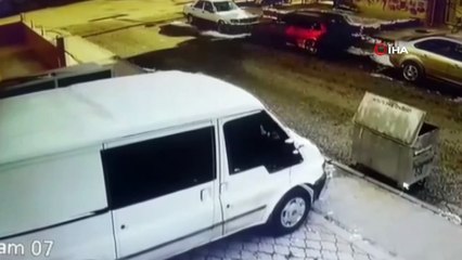 Ara yoldan çıkan otomobil kazaya neden oldu