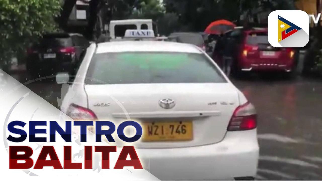 Ilang lugar sa Metro Manila, binaha dahil sa malakas na pag-ulan dulot ng Habagat; ilang pumila para magpabakuna, 'di alintana ang baha sa vaccination sites