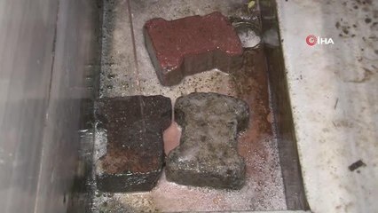 İstanbul'da kaçak kurban kesimi çeşmeden kan akıttı