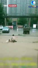 Çin'de anne ve 2 çocuğunun selden kurtuluşu kamerada