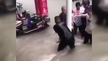 Son dakika! Çin'de sel felaketi: 12 ölüYüzlerce kişi metro tünelinde mahsur kaldı, sele kapılan bir kadın son anda kurtarıldı