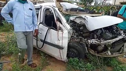 बेकाबू होकर पेड़ से टकराई कार, जेईएन व ग्राम सेवक की मौत
