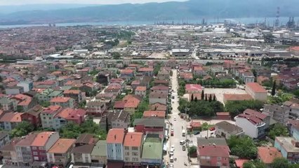 Kocaelili işçi emeklisi, ebru tutkusunu eşiyle açtığı atölyede gençlere aşılıyor