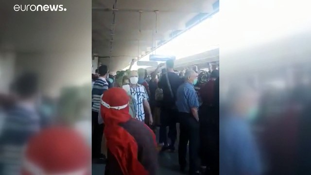 مقتل ضابط شرطة في احتجاجاتُ أزمة المياه في إيران وهتافات ضد خامنئي في العاصمة