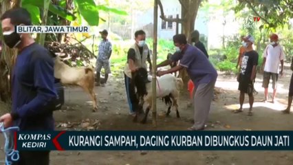 Kurangi Sampah Plastik, Daging Kurban Dibungkus Dengan Daun Jati