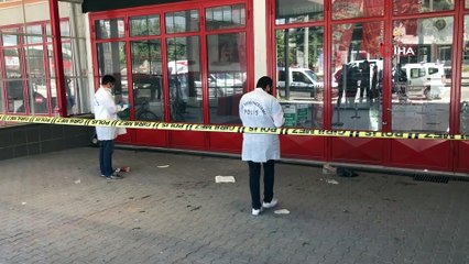 İş yerine gelen esnaf, dükkanını kurşunlanmış halde buldu