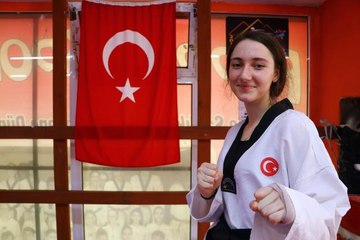 Kuzenlerine özenerek başladığı tekvandoda dünya şampiyonluğuna ulaşan Azra Çavuş, gözünü olimpiyata dikti