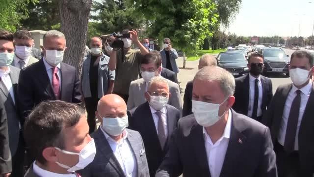 Milli Savunma Bakanı Akar, şehitlikleri ziyaret etti