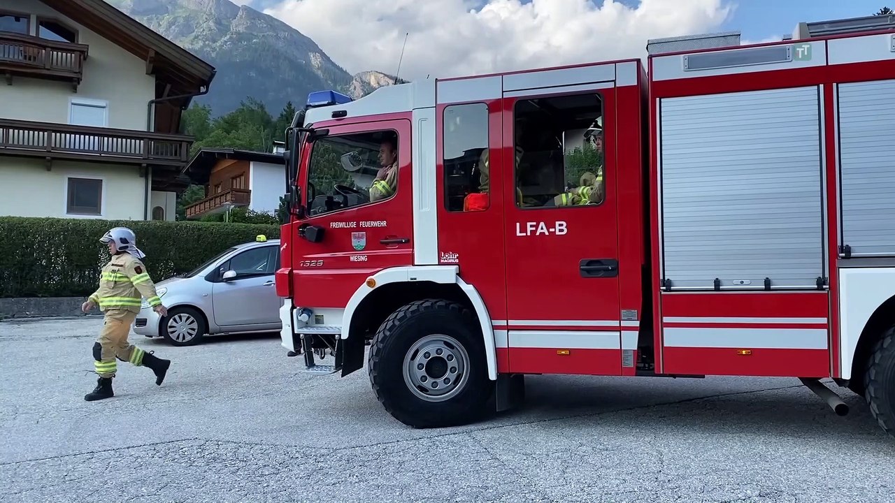Elektro-Mofa ging in Flammen auf: 25 Feuerwehrleute in Wiesing im Einsatz