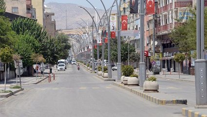 49 dereceyle Türkiye'nin sıcaklık rekorunun kırıldığı Cizre'de sokaklar bomboş kaldı