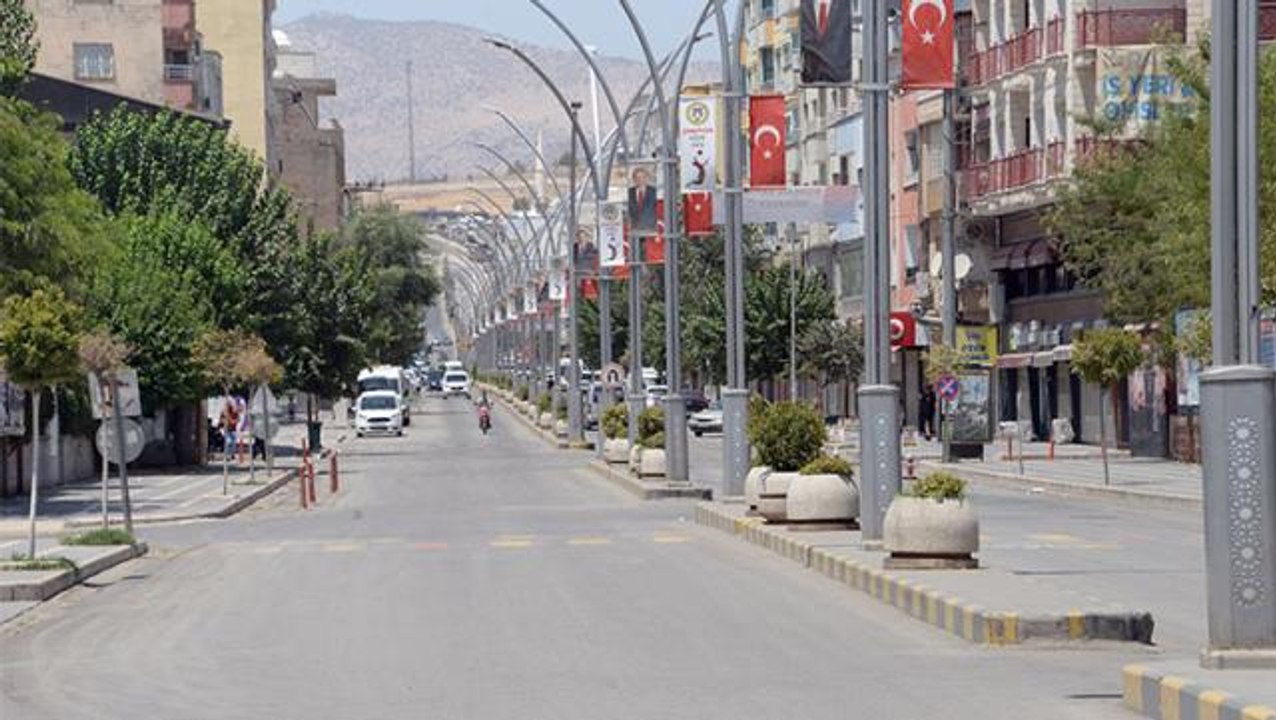 49 dereceyle Türkiye'nin sıcaklık rekorunun kırıldığı Cizre'de sokaklar bomboş kaldı